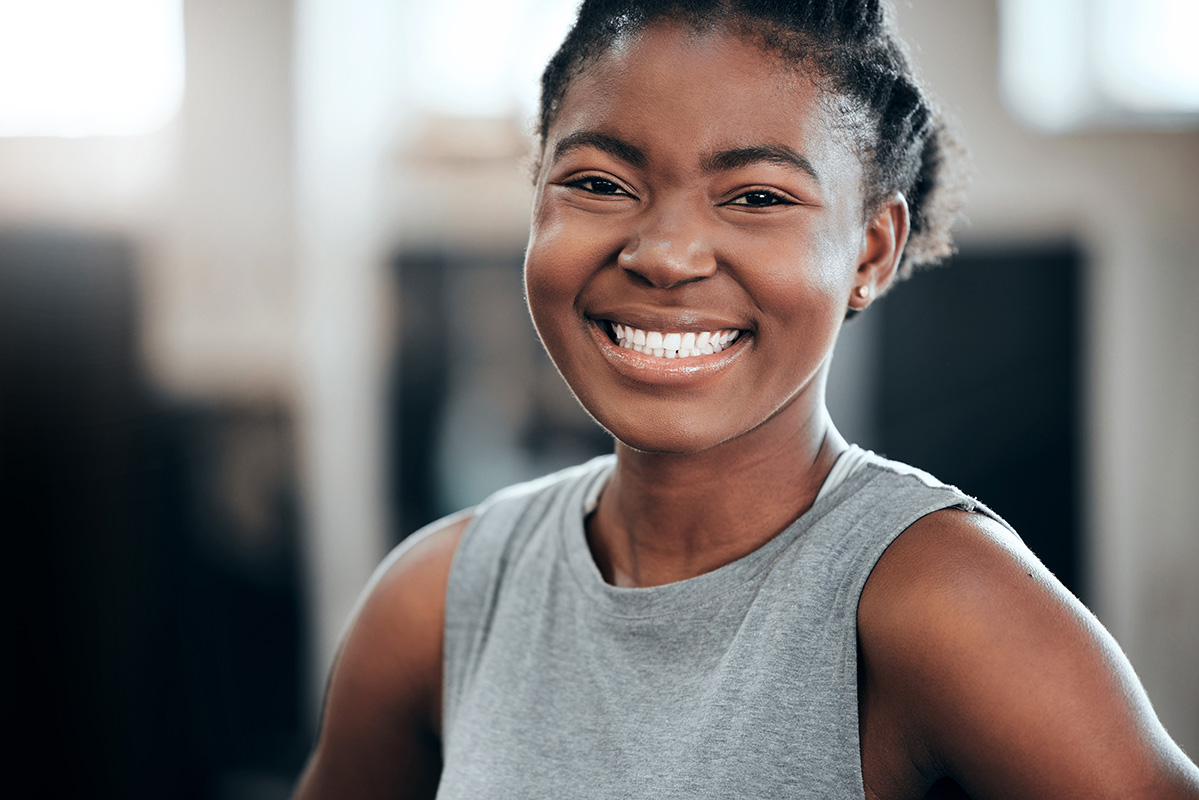 femme noire souriante